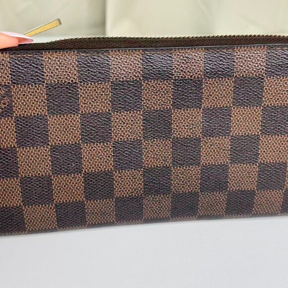Louis Vuitton Damier Ebene Wallet with Classic Checkered Design - Picture 7 of 9